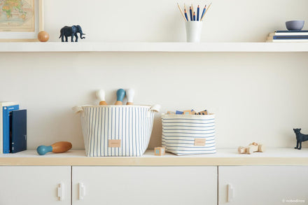 *  Nobodinoz opbergmand Django 22x23cm - Thin Blue Stripes/Natural