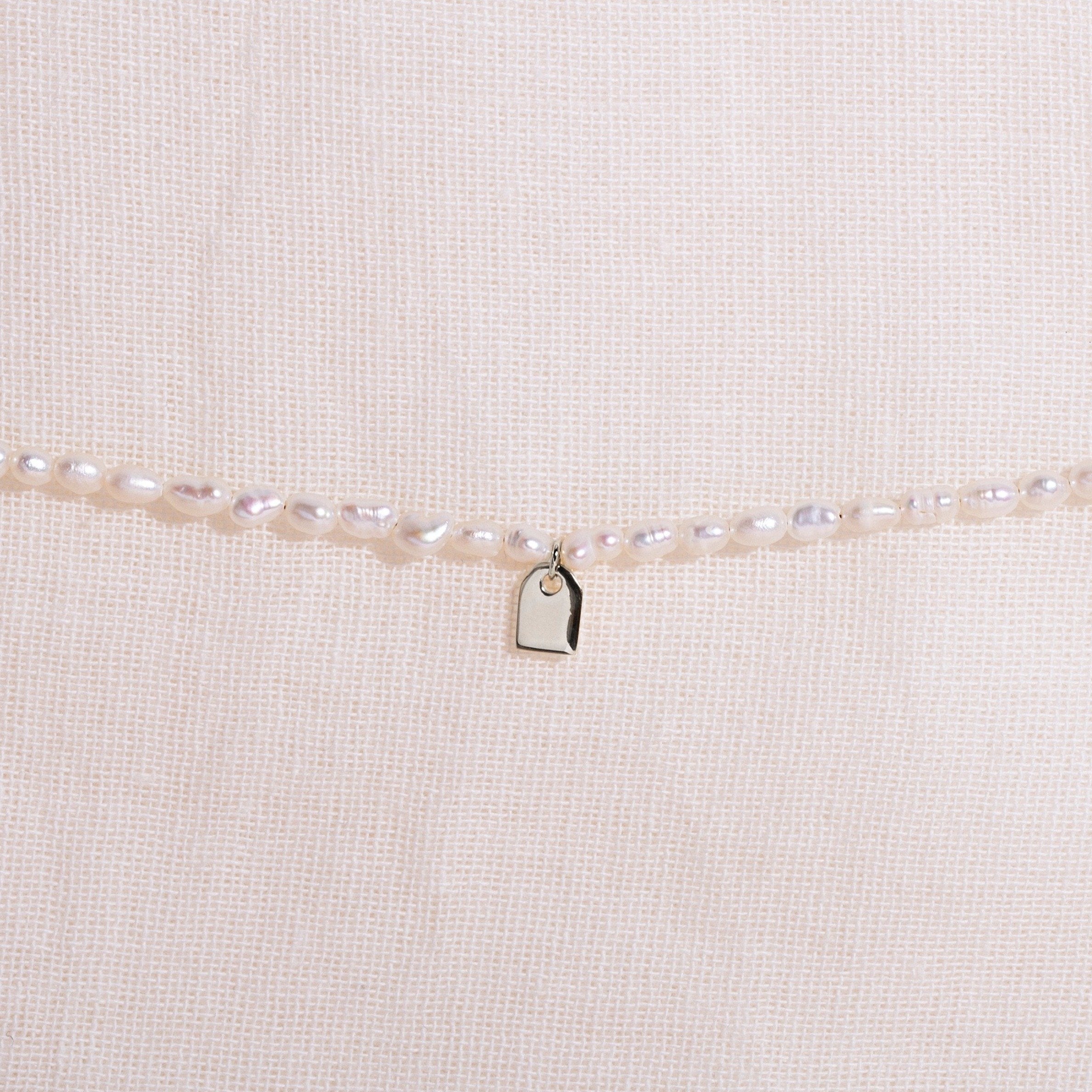 Galore Gepersonaliseerde Armband Pearl & Tag | Zilver Petite