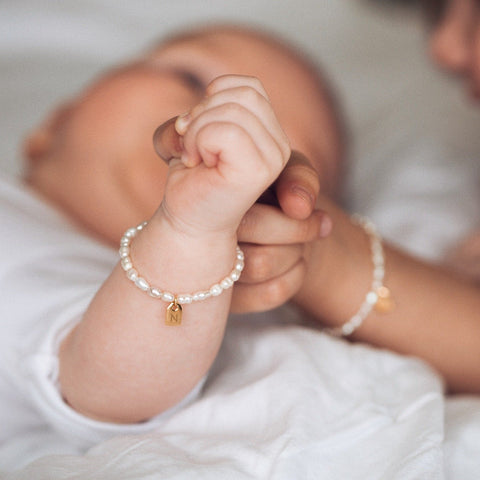 Galore Gepersonaliseerde Armband Pearl & Tag | Gold Baby
