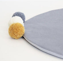 Fayne speeltapijt met pompoms 100cm | Grey*