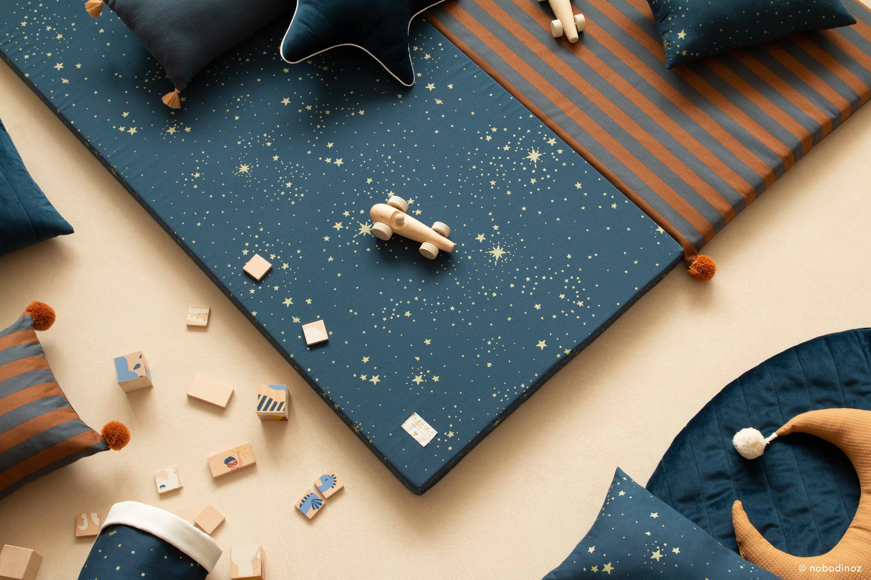 * Nobodinoz Majestic Matras Eco Floor Mat | Green Taupe Stripes