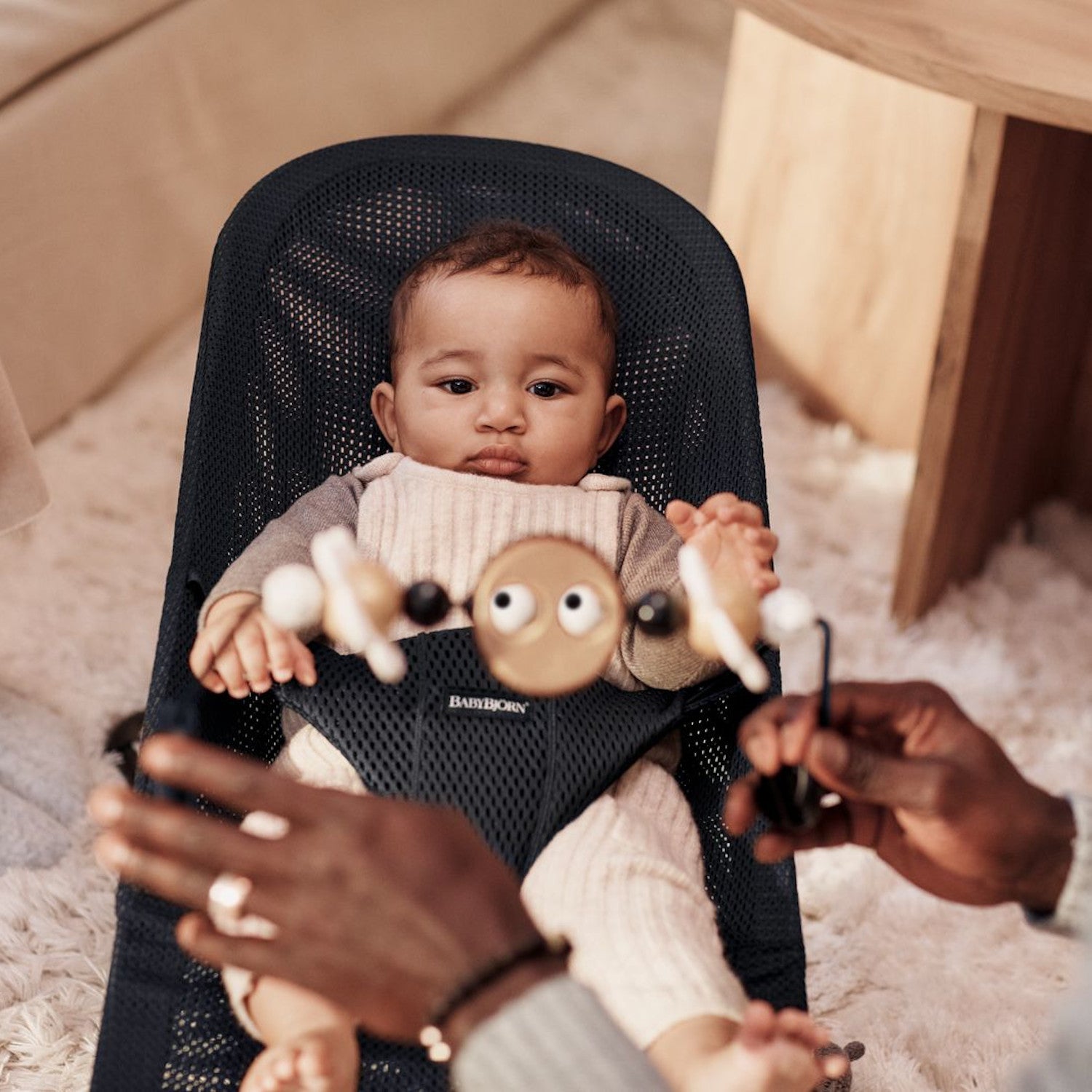 Babybjörn wipstoeltje relax speeltjes Speelboog - Ondeugende oogjes Black & White